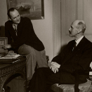 Kong Haakon og Kronprins Olav på Kongens kontor i Foliejon Park, London, der de hadde tilhold 1942 - 1945. Foto: David E. Scherman, De kongelige samlinger.